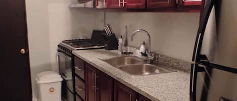 Coffee/tea maker, cookware/dishes/utensils