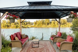 Property grounds - 5 bed 3 bath gorgeous Kenai River House.  Private world class fishing just steps (soldotna)