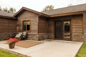 Exterior - 5 bed 3 bath gorgeous Kenai River House.  Private world class fishing just steps (Soldotna)