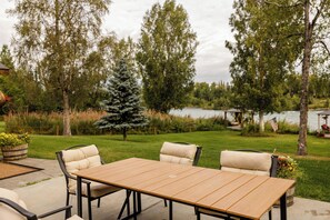 Outdoor dining - 5 bed 3 bath gorgeous Kenai River House.  Private world class fishing just steps (Soldotna)