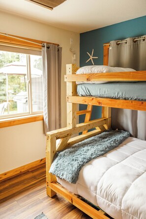 5 bedrooms, WiFi, bed sheets - 5 bed 3 bath gorgeous Kenai River House.  Private world class fishing just steps (Soldotna)