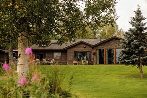 Exterior - 5 bed 3 bath gorgeous Kenai River House.  Private world class fishing just steps (soldotna)