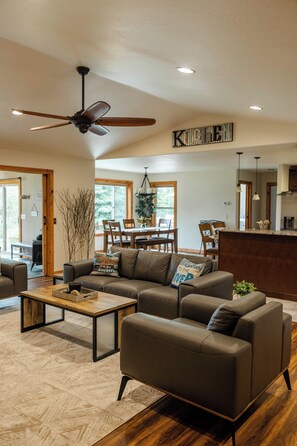 Living area - 5 bed 3 bath gorgeous Kenai River House.  Private world class fishing just steps (soldotna)