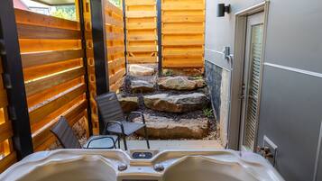 Douche, sĂšche-cheveux, serviettes fournies