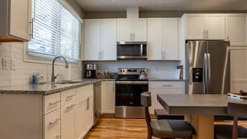 Køleskab, mikrobølgeovn, ovn, kogeplade