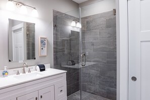 Shower, hair dryer, towels - Little Sparrow | Newly-Built, Pet-Friendly Villa in Asheville with Hot Tub (Asheville)