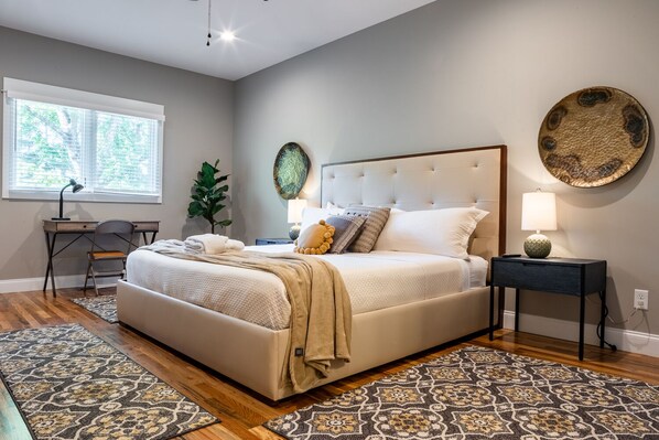 4 bedrooms, iron/ironing board, WiFi, bed sheets