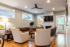 Smart TV, fireplace