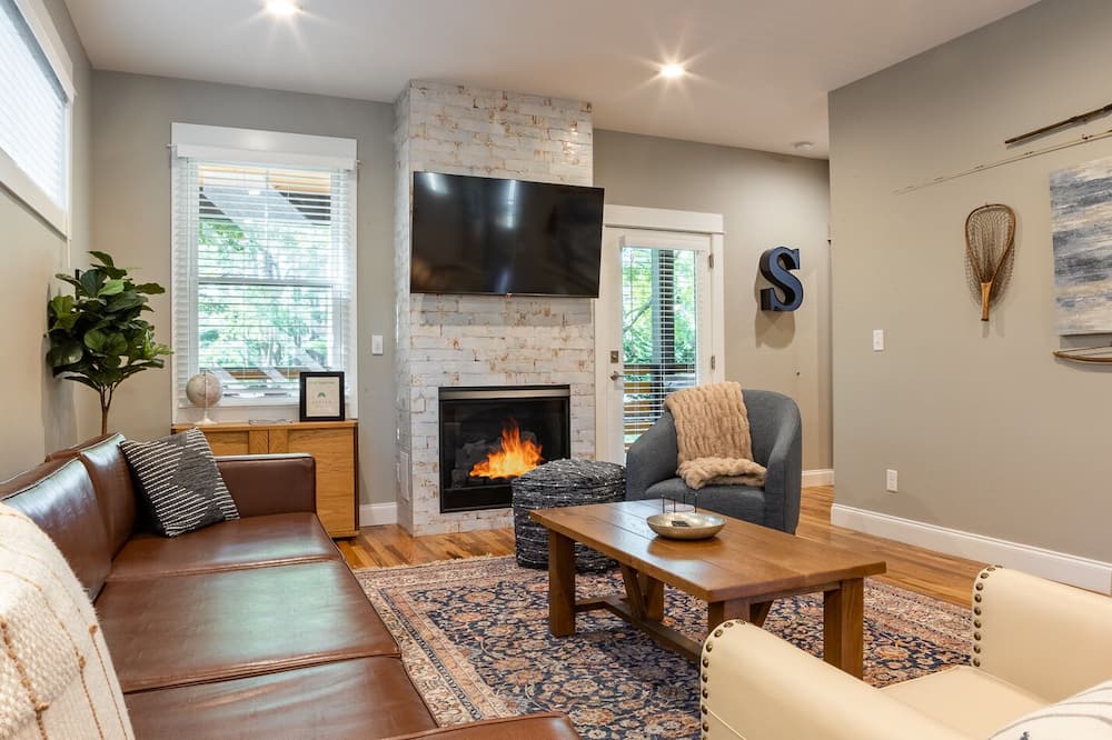 Little Sparrow: Newly built, high end destination with hot tub, wifi and close to Asheville!