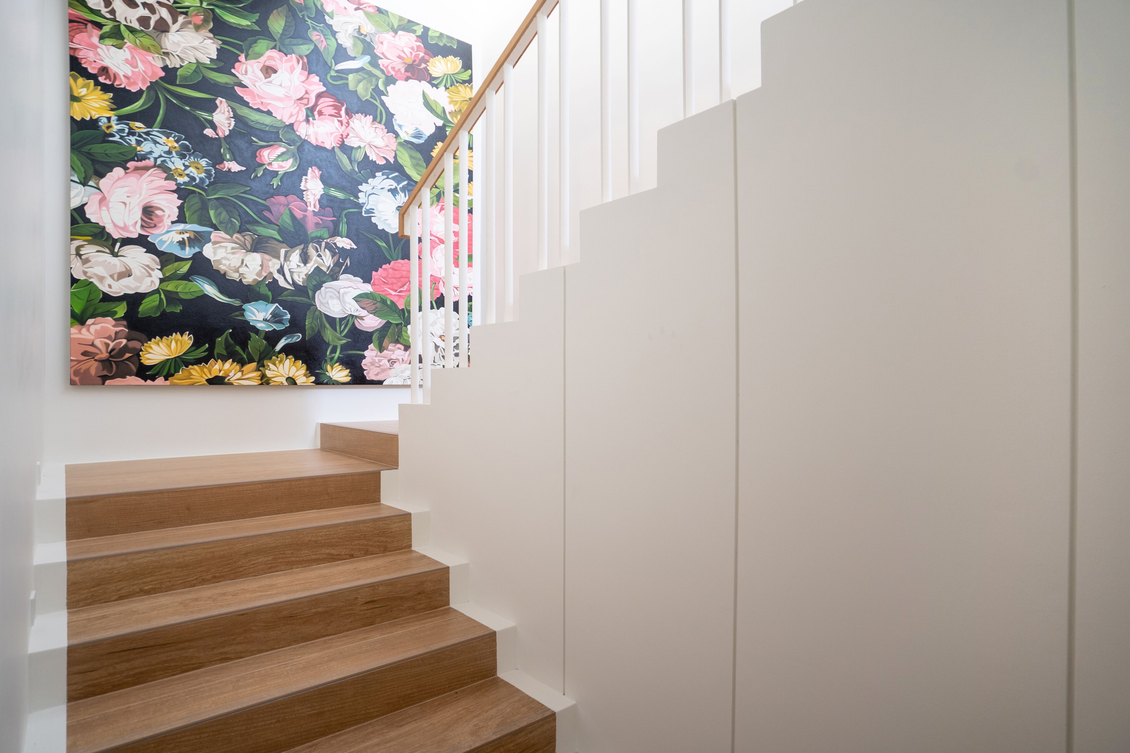 Una escalera de madera con paredes blancas.