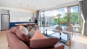 2 Bedroom Private Pool Villa | リビング エリア | 40 インチのスマートテレビ (ケーブル放送視聴可)、テレビ