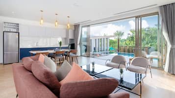 2 Bedroom Private Pool Villa | Oppholdsområde | En 40-tommers smart-TV med kabel-kanaler samt TV