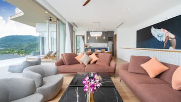 4 Bedroom Private Pool Villa | Oppholdsområde | En 40-tommers smart-TV med kabel-kanaler samt TV