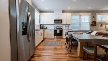 Køleskab, mikrobølgeovn, ovn, kogeplade