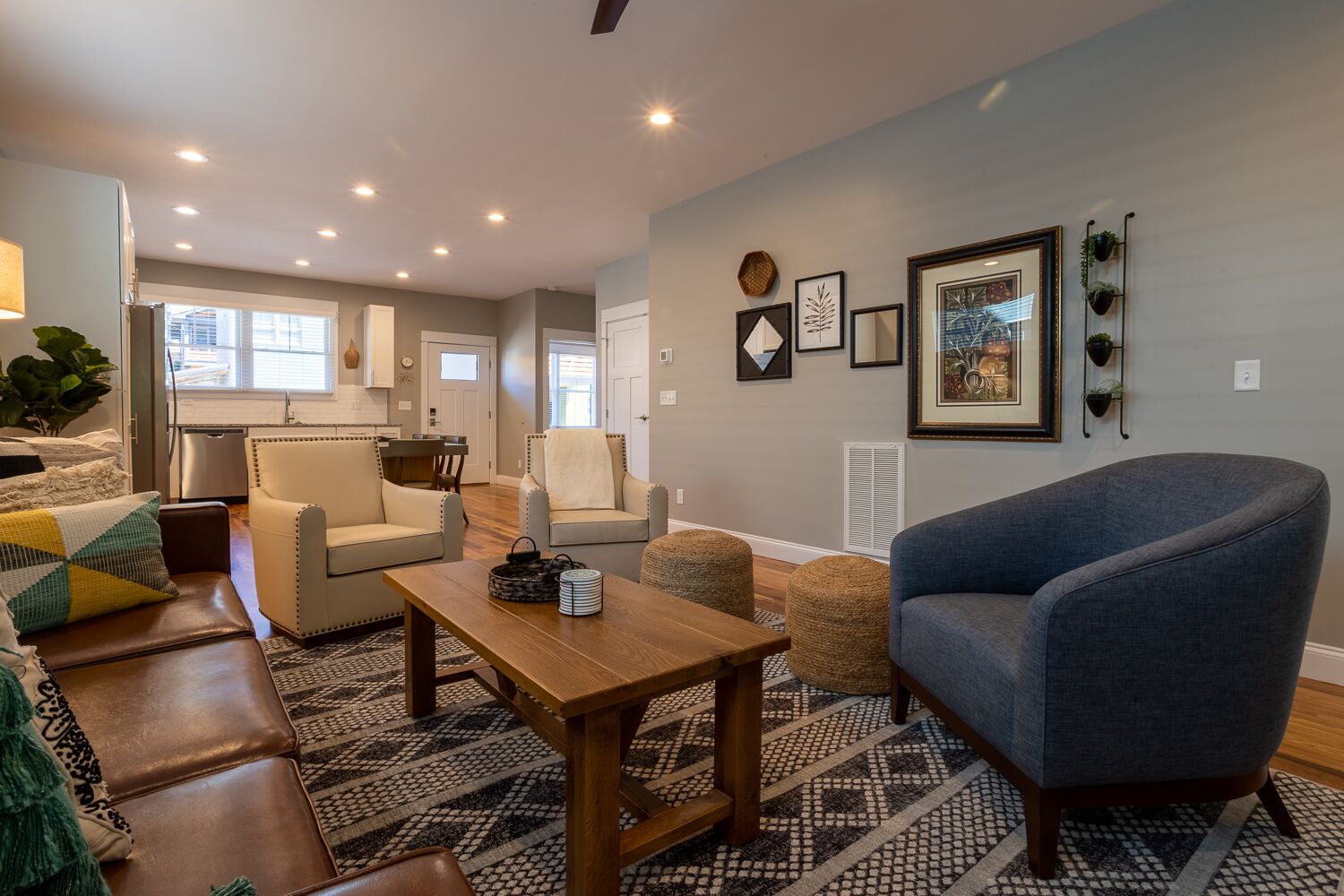 Weeping Willow: Upscale retreat for friends or family alike, with hot tub and close to downtown!