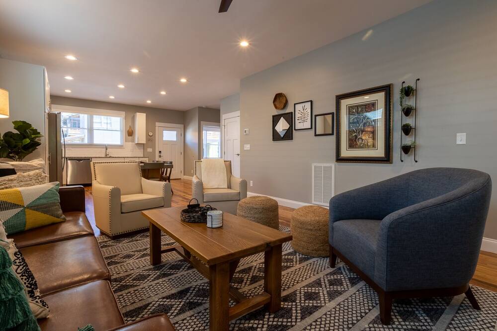 Weeping Willow: Upscale retreat for friends or family alike, with hot tub and close to downtown!