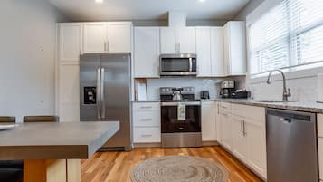 Een koelkast, een microgolfoven, een oven, een kookplaat