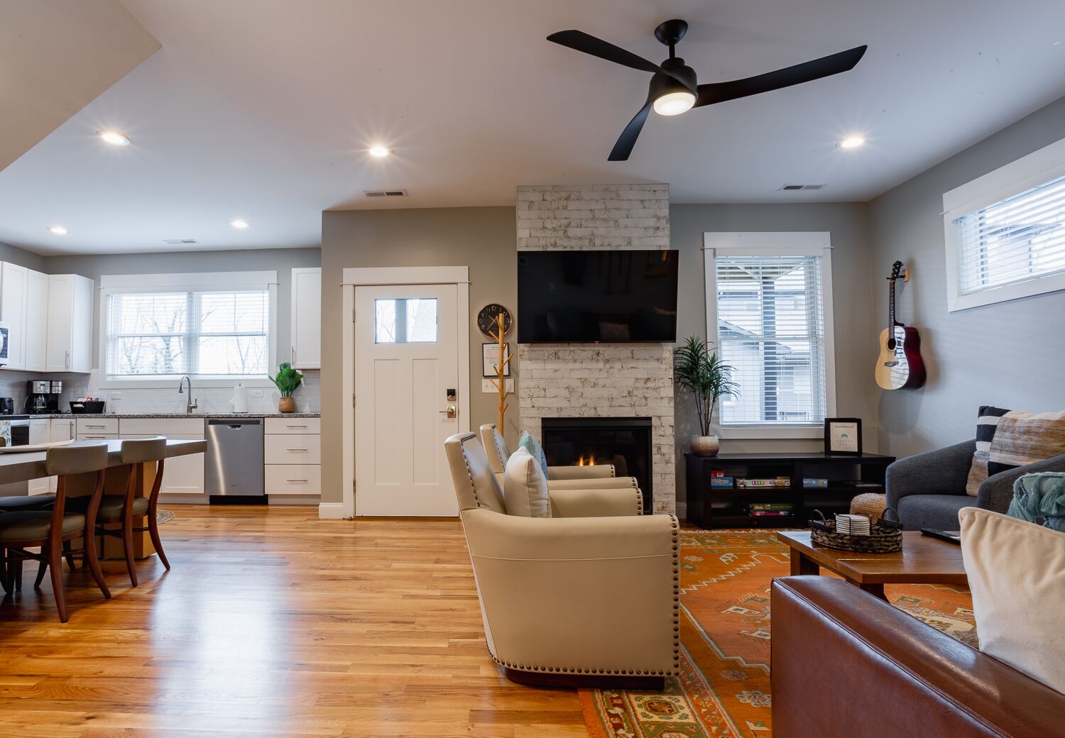 Televisie en een open haard