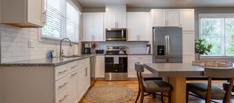 The Sunny Side | A Modern Mountain Retreat Near Downtown | Hot Tub