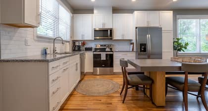 The Sunny Side | A Modern Mountain Retreat Near Downtown | Hot Tub