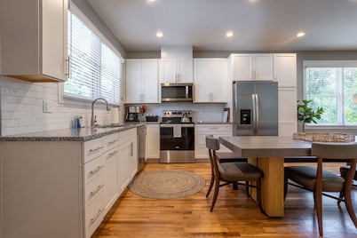 The Sunny Side | A Modern Mountain Retreat Near Downtown | Hot Tub