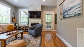 Télévision, cheminée