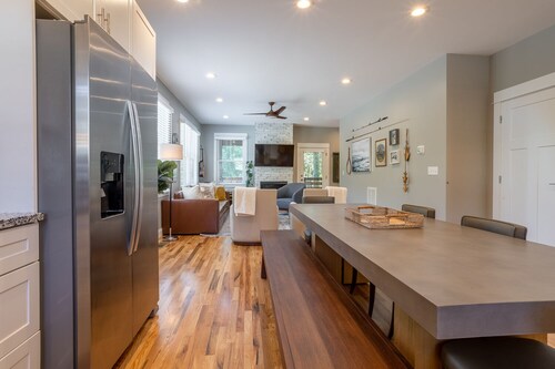 The Sunny Side | A Modern Mountain Retreat Near Downtown | Hot Tub
