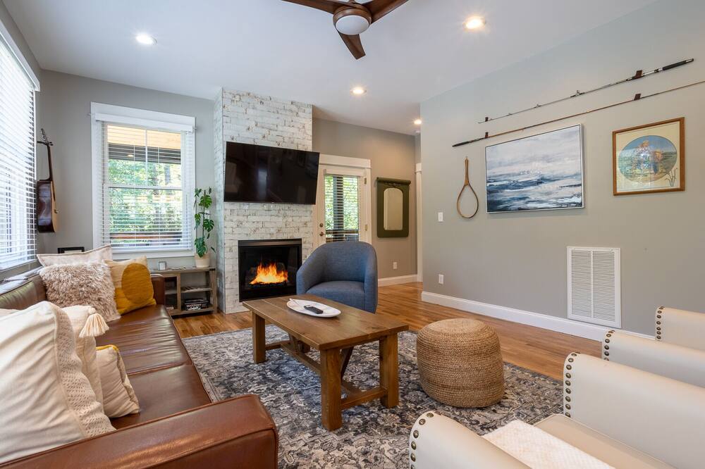 The Sunny Side: A modern mountain retreat, hot tub, wifi and close to downtown!