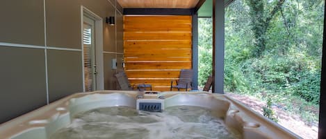Outdoor spa tub