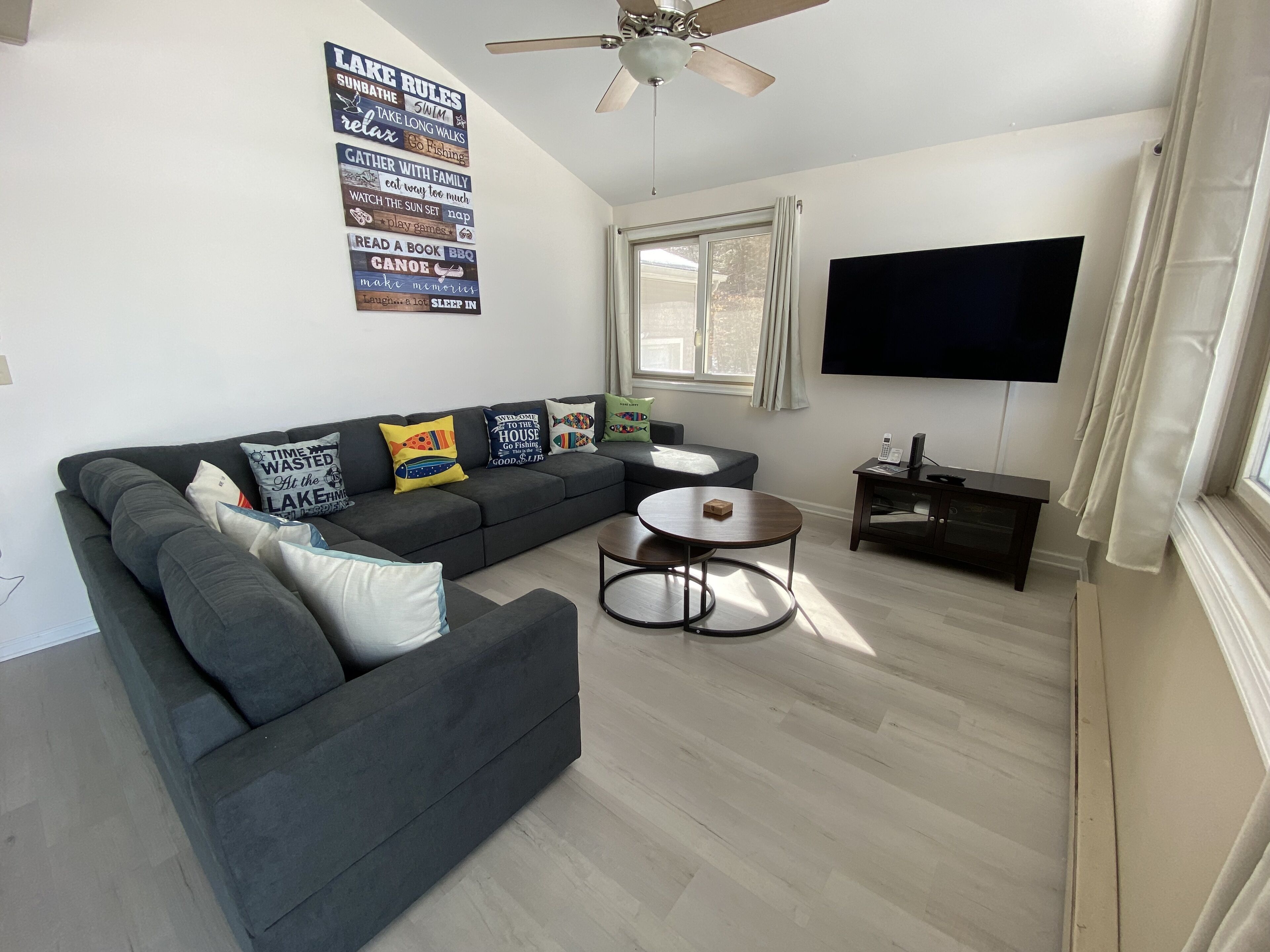 Chalet on the lake, boats, game room, 7beds, Swimming off private deck, fabulous