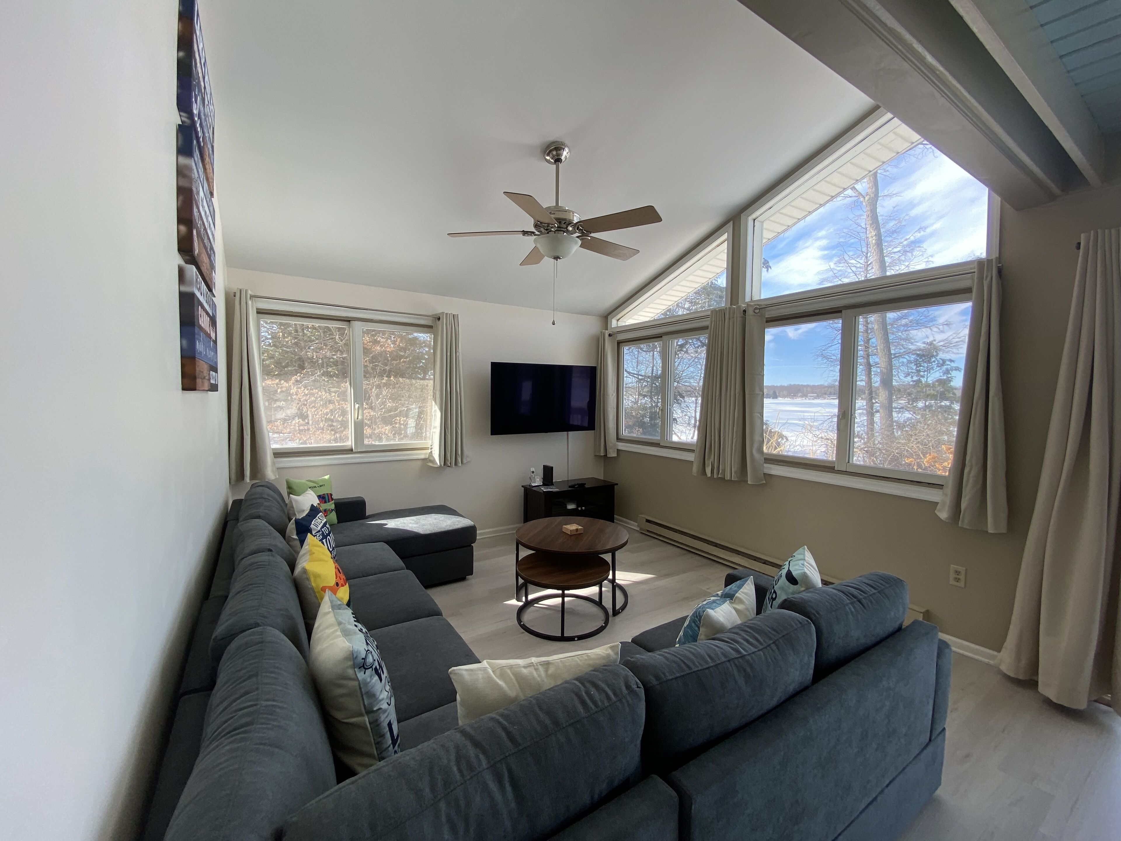 Chalet on the lake, boats, game room, 7beds, Swimming off private deck, fabulous