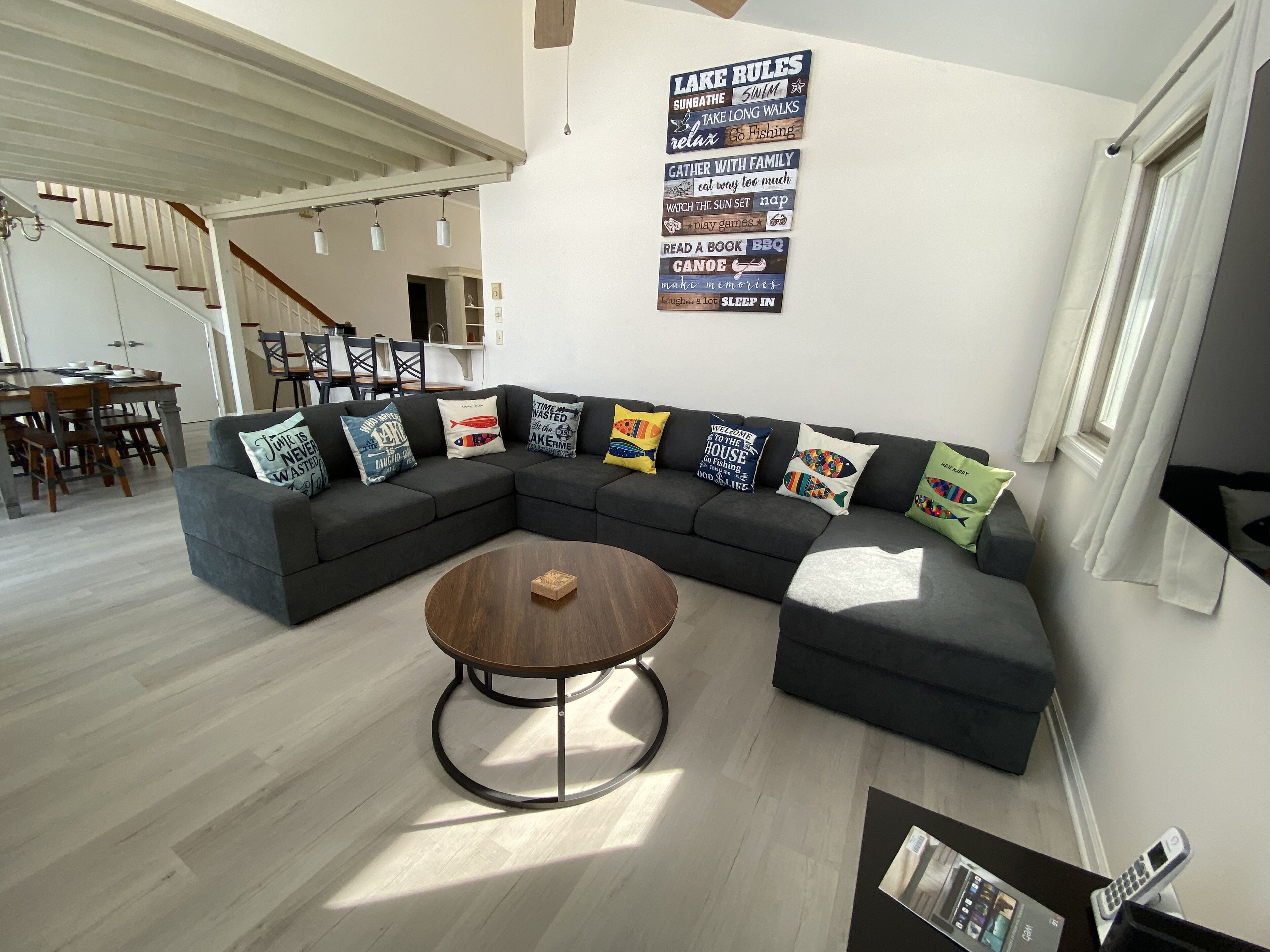 Chalet on the lake, boats, game room, 7beds, Swimming off private deck, fabulous