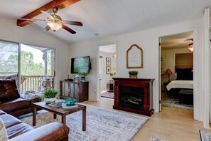 3 Schlafzimmer, Schreibtisch, Bügeleisen/Bügelbrett, Reisekinderbett