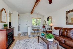 Smart-TV, Kamin, Arbeitsbereiche, Computerbildschirme