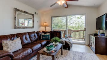 Smart-tv, eldstad, kontor och datorskärmar