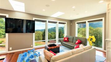 Smart TV, lareira, videogames, pebolim