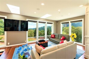 Smart TV, chimenea, videojuegos y futbolito