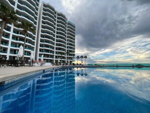 A heated pool - Esmeralda Beach Resort 3 Bedrooms Condo C 701 (Puerto Peñasco)