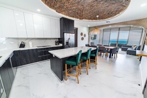 Een koelkast, een magnetron, een oven, een kookplaat