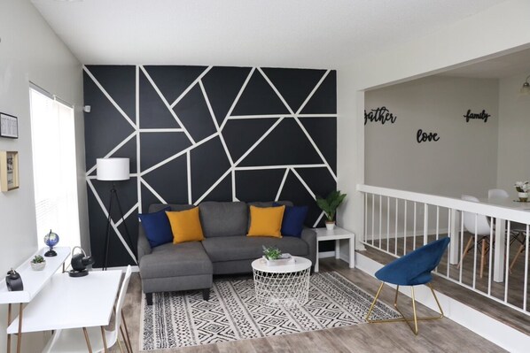 Smart TV, libros y estéreo 