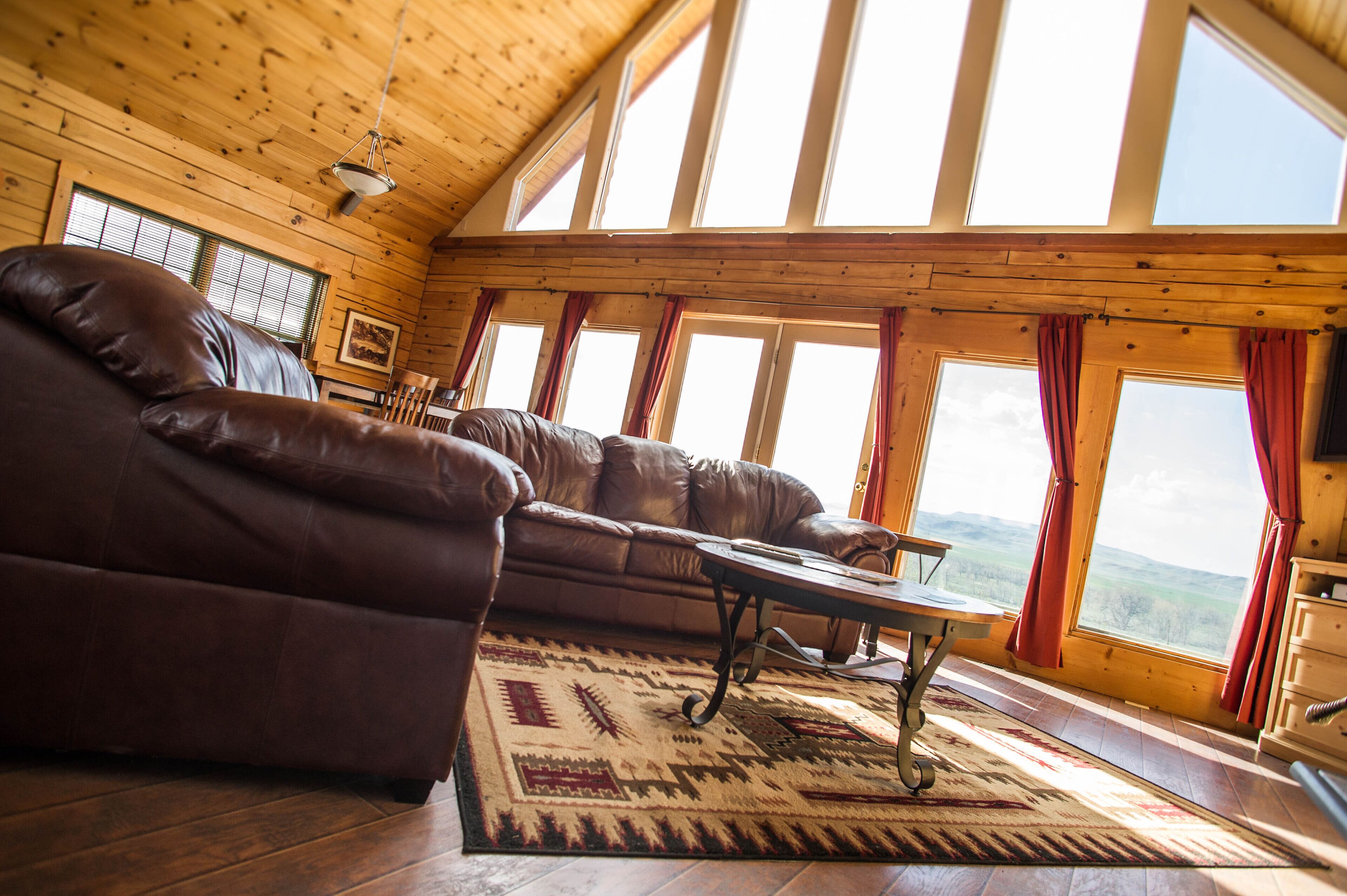 Spacious Bluff Cabin #2 Overlooking Bighorn River