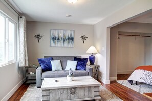 Smart-tv, een dvd-speler en boeken