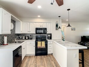 Frigorifero, microonde, piano cottura, lavastoviglie