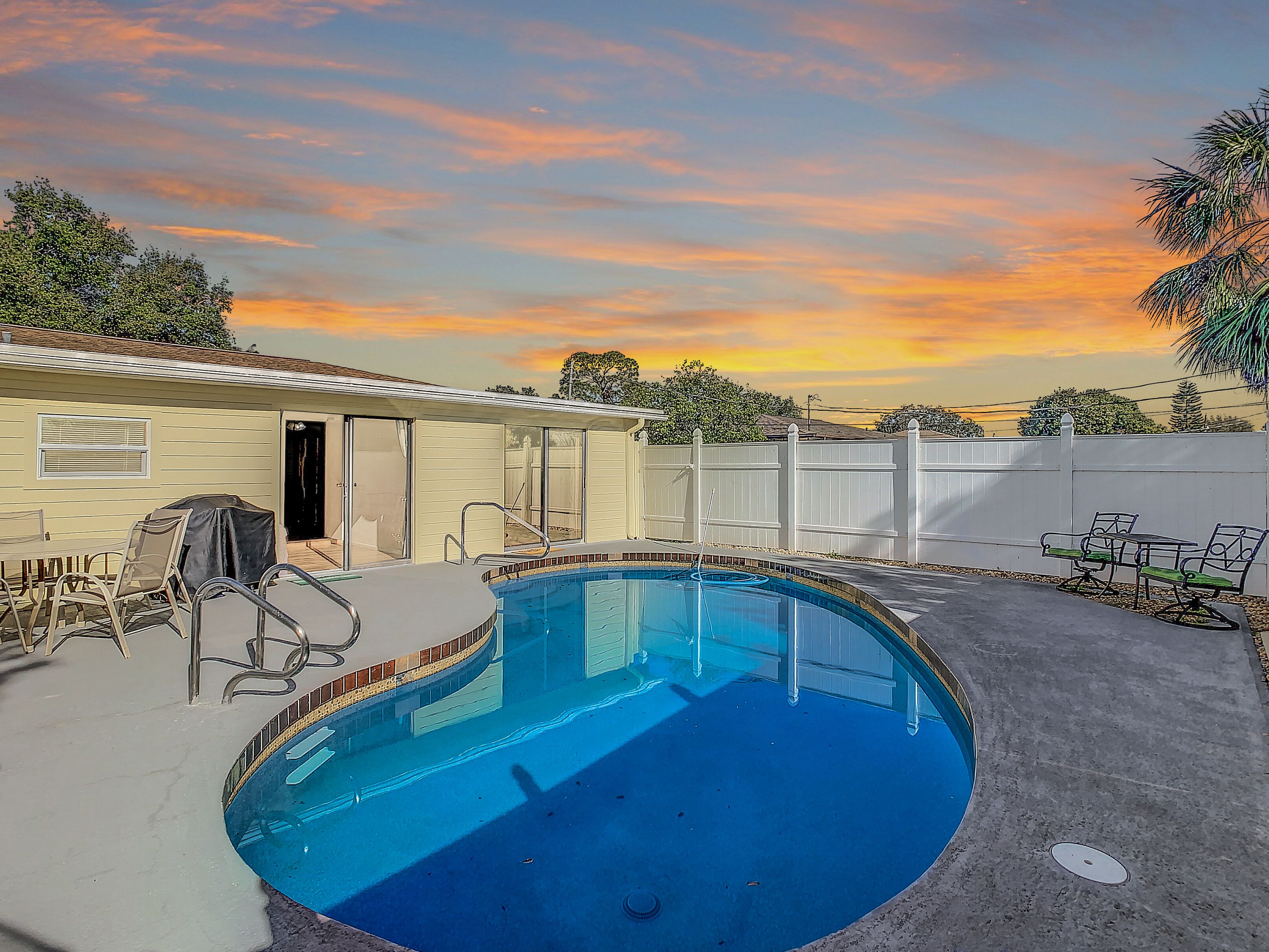 Cozy 3-Bedroom 2 bath for 8 with pool near Boca Grande