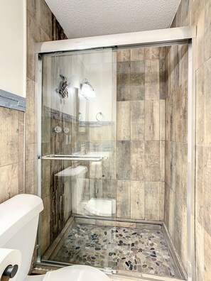 Dusche, Haartrockner, Toilettenpapier