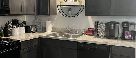 電子レンジ、食器洗い機、コーヒー / ティーメーカー、調理器具と食器