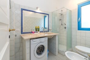 Bruser, hårtørrer, bidet, håndklæder