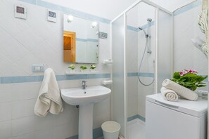 تجهيزات دش، مجففات شعر، مراحيض شطف، مناشف