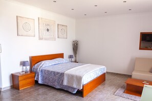 Lit parapluie, Wi-Fi gratuit, draps fournis