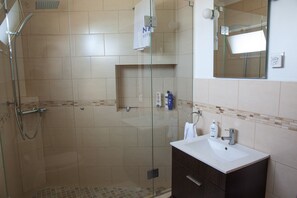 Dusche, Haartrockner, Handtücher, Seife